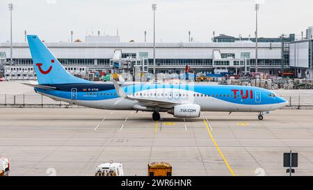 Eine Boeing 737-8K5 von TUI Fly Rollt nach der Landung auf dem Flughafen München zum terminal. Immatrikulation d-ATUK. (München, Deutschland, 09.10.20 Banque D'Images