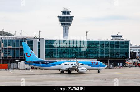 Eine Boeing 737-8K5 von TUI Fly Rollt nach der Landung auf dem Flughafen München zum terminal. Immatrikulation d-ATUK. (München, Deutschland, 09.10.20 Banque D'Images