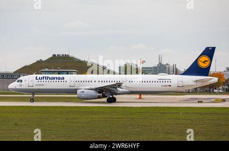 Ein Airbus A321-200 von Lufthansa startet von der Nordbahn am Flughafen München. Enregistrement d-AIDT. (München, Allemagne, 09.10.2022) Banque D'Images