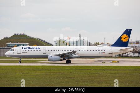 Ein Airbus A321-200 von Lufthansa startet von der Nordbahn am Flughafen München. Enregistrement d-AIDT. (München, Allemagne, 09.10.2022) Banque D'Images