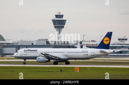 Ein Airbus A321-200 von Lufthansa startet von der Nordbahn am Flughafen München. Enregistrement d-AIDT. (München, Allemagne, 09.10.2022) Banque D'Images