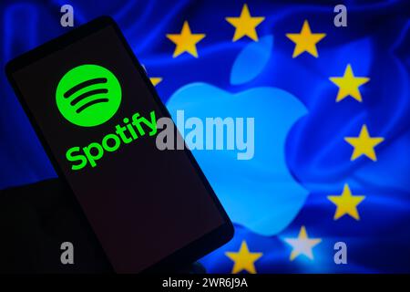 Bruxelles, Belgique. 09 mars 2024. Le logo Spotify est affiché sur un smartphone avec le logo Apple Inc visible en arrière-plan sur cette illustration photo. La Commission a infligé à Apple une amende de Û1.8 milliards pour abus de position dominante sur le marché de la distribution d'applications de diffusion de musique en continu. Prise à Bruxelles, Belgique. Prise le 9 mars 2024. (Photo de Jonathan Raa/Sipa USA) *** strictement à des fins éditoriales *** crédit : Sipa USA/Alamy Live News Banque D'Images