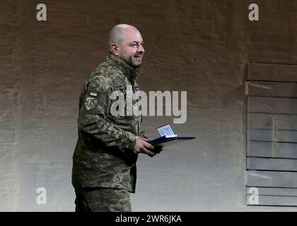 KIEV, UKRAINE - MARS 09, 2024 - le poète et militaire des forces armées de l'Ukraie Dmytro Lazutkin reçoit le Prix national Taras Shevchenko de l'Ukraine pour son livre de poèmes "marque-page" lors de la cérémonie de remise des prix le 210e anniversaire de Kobzar au Théâtre académique national d'art dramatique Ivan Franko, Kiev, capitale de l'Ukraine. Banque D'Images