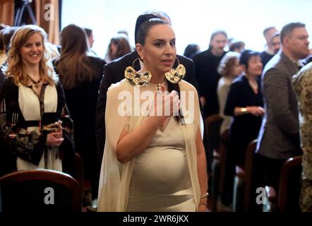 KIEV, UKRAINE - 09 MARS 2024 - L'artiste populaire ukrainienne Susana Jamaladinova (Jamala), qui a reçu le prix national Taras Shevchenko de l'Ukraine pour son album Qirim, assiste à la cérémonie de remise des prix à l'occasion du 210e anniversaire de Kobzar au Théâtre national académique dramatique Ivan Franko, Kiev, capitale de l'Ukraine. Banque D'Images