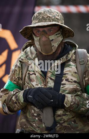 Portrait d'un soldat ukrainien portant un masque tactique de protection sur un terrain d'entraînement. Kiev - 9 mars 2024 Banque D'Images