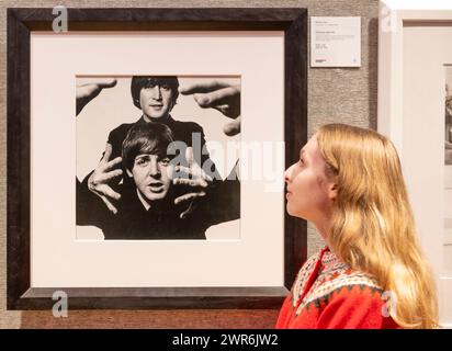 Bonhams, Londres, Royaume-Uni. 11 mars 2024. Britannique. Cool. l'aperçu de la vente aux enchères rassemble un éventail d'œuvres d'art, d'estampes, de mode, de photographies et de souvenirs de la culture populaire. Les faits saillants incluent : David Bailey, John et Paul, 1965, estimation de £5 000-7 000. Crédit : Malcolm Park/Alamy Live News Banque D'Images