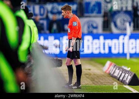 Magdeburg, Deutschland. 24 février 2024. firo : 24/02/2024, football, soccer, 2e ligue, saison 2023/2024, FC Magdeburg - FC Schalke 04 arbitre Christian Dingert, assistant vidéo, VAR, moniteur crédit : dpa/Alamy Live News Banque D'Images