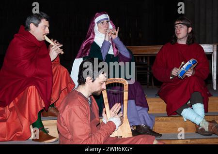 Réacteurs recréant un mariage viking dans la cathédrale de York Minster, Jorvik Viking Festival, York, Angleterre, Royaume-Uni Banque D'Images