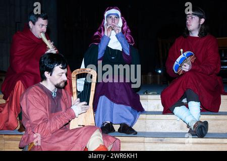 Réacteurs recréant un mariage viking dans la cathédrale de York Minster, Jorvik Viking Festival, York, Angleterre, Royaume-Uni Banque D'Images