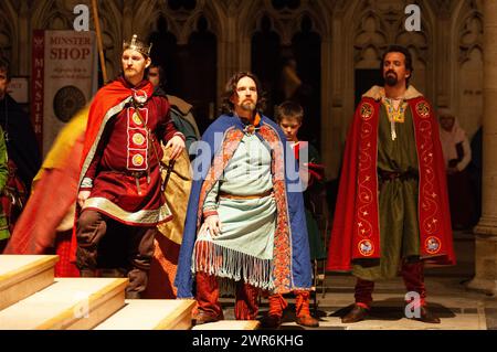 Réacteurs recréant un mariage viking dans la cathédrale de York Minster, Jorvik Viking Festival, York, Angleterre, Royaume-Uni Banque D'Images