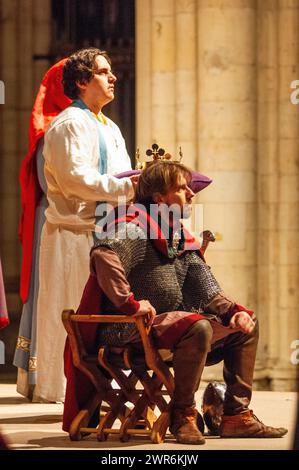 Réacteurs recréant un mariage viking dans la cathédrale de York Minster, Jorvik Viking Festival, York, Angleterre, Royaume-Uni Banque D'Images