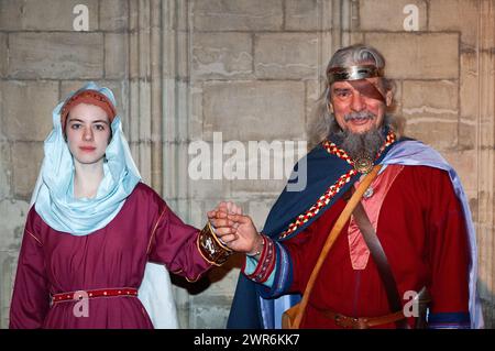 Réacteurs recréant un mariage viking dans la cathédrale de York Minster, Jorvik Viking Festival, York, Angleterre, Royaume-Uni Banque D'Images