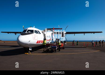 Air Tahiti VT 859 - ATR 72 avion bimoteur à turbopropulseur à l'aéroport de Nuku Hiva Banque D'Images