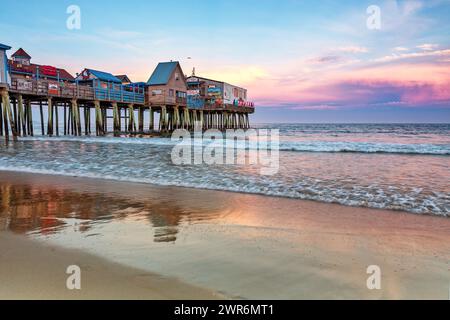 Old Orchard Beach, États-Unis - 2 septembre 2014 : la jetée animée d'Old Orchard Beach, Portland, Maine, au coucher du soleil. Un endroit populaire pour des vacances en famille à Banque D'Images