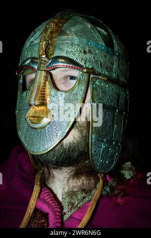 Un reacteur portant une réplique du casque anglo-saxon trouvé au Sutton Hoo, Jorvik Viking Festival, York, Angleterre, Royaume-Uni Banque D'Images