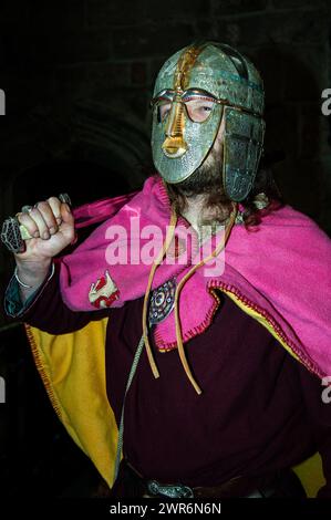 Un reacteur portant une réplique du casque anglo-saxon trouvé au Sutton Hoo, Jorvik Viking Festival, York, Angleterre, Royaume-Uni Banque D'Images