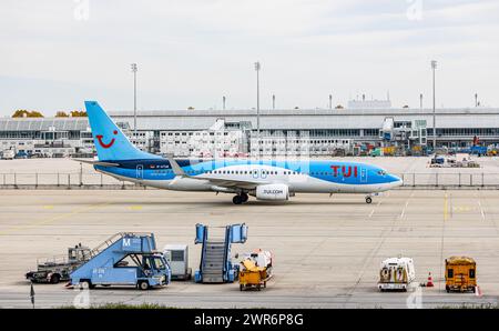 Eine Boeing 737-8K5 von TUI Fly Rollt nach der Landung auf dem Flughafen München zum terminal. Immatrikulation d-ATUK. (München, Deutschland, 09.10.20 Banque D'Images