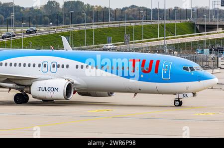 Eine Boeing 737-8K5 von TUI Fly Rollt nach der Landung auf dem Flughafen München zum terminal. Immatrikulation d-ATUK. (München, Deutschland, 09.10.20 Banque D'Images