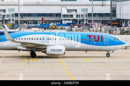 Eine Boeing 737-8K5 von TUI Fly Rollt nach der Landung auf dem Flughafen München zum terminal. Immatrikulation d-ATUK. (München, Deutschland, 09.10.20 Banque D'Images