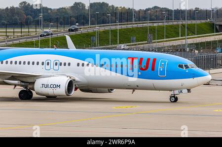 Eine Boeing 737-8K5 von TUI Fly Rollt nach der Landung auf dem Flughafen München zum terminal. Immatrikulation d-ATUK. (München, Deutschland, 09.10.20 Banque D'Images