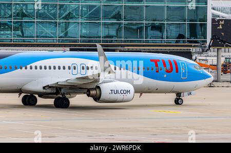 Eine Boeing 737-8K5 von TUI Fly Rollt nach der Landung auf dem Flughafen München zum terminal. Immatrikulation d-ATUK. (München, Deutschland, 09.10.20 Banque D'Images