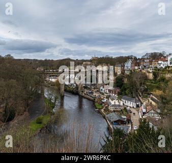 Une vue aérienne de la ville et de la rivière depuis le sommet d'une colline Banque D'Images