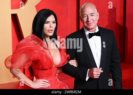 Los Angeles, États-Unis. 10 mars 2024. Lauren Sanchez et Jeff Bezos arrivant à la Vanity Fair Oscar Party, Wallis Annenberg Center for the Performing Arts Crédit : Doug Peters/EMPICS/Alamy Live News Banque D'Images