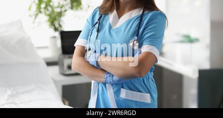 Femme médecin avec bras croisés debout dans la salle d'hôpital de près Banque D'Images