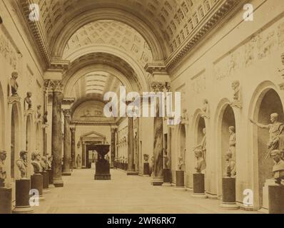 Nouvelle aile dans les musées du Vatican à la Cité du Vatican, Italie, Vaticano. Sala del braccio nuovo (titre sur objet), Roma (titre de la série sur objet), anonyme, après sculpture de : Various vervaardigers, Cité du Vatican, 1851 - 1890, carton, impression albumine, hauteur 255 mm × largeur 355 mm, photographie Banque D'Images