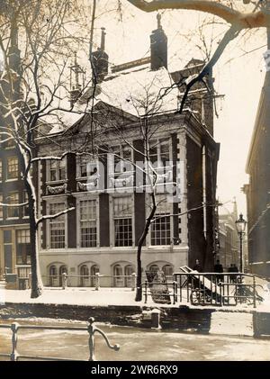 Vue du vieux Spinhuis sur le Oudezijds Achterburgwal à Amsterdam, en hiver, anonyme, Amsterdam, 1900 - 1920, support photographique, tirage argenté gélatineux, hauteur 217 mm × largeur 163 mm, hauteur 324 mm × largeur 236 mm, photographie Banque D'Images