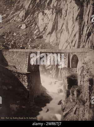 Teufelsbrücke ['Pont du Diable'] sur le Schöllenenschlucht, près du col du Gothard, Suisse, Pont sur le Schöllenenschlucht, près du col du Gothard entre Göschenen au Nord et Andermatt au Sud (canton d'Uri). La rivière Reuss coule entre eux. Le col du Gothard relie le canton d'Uri au canton du Tessin., anonyme, c. 1890 - c. 1915, papier, hauteur 268 mm, largeur 209 mm, photographie Banque D'Images