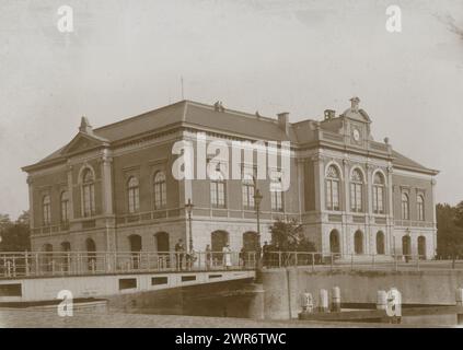 Vue de l'ancien bâtiment boursier de Leeuwarden, anonyme, Leeuwarden, 1890 - 1910, support photographique, hauteur 122 mm × largeur 171 mm, hauteur 144 mm × largeur 194 mm, photographie Banque D'Images