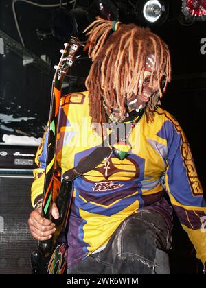 Giessen, Allemagne. 4 avril 2002. T. M. Stevens (Thomas Michael Stevens), bassiste américain de New York, USA, né le 28 juillet 1951 à New York, décédé le 10 mars 2024 dans le New Jersey, se produit lors d'un concert au club live MUK à Giessen, Allemagne. Photocrédit : Christian Lademann / LademannMedia Banque D'Images