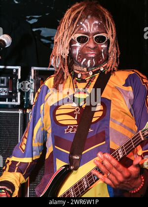 Giessen, Allemagne. 4 avril 2002. T. M. Stevens (Thomas Michael Stevens), bassiste américain de New York, USA, né le 28 juillet 1951 à New York, décédé le 10 mars 2024 dans le New Jersey, se produit lors d'un concert au club live MUK à Giessen, Allemagne. Photocrédit : Christian Lademann / LademannMedia Banque D'Images