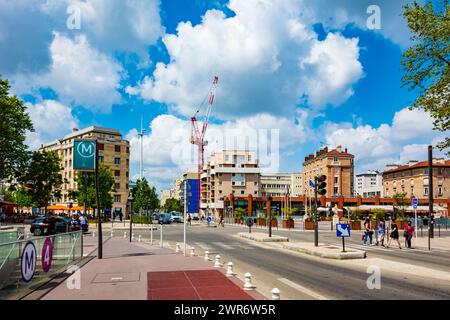 Paris, France - 23 juillet 2022 : intersection à Paris près de la station de métro Mairie de Montrouge, ligne 4 Banque D'Images