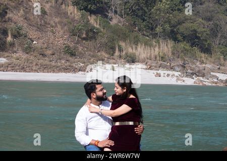 Ganges Serenade, Une étreinte intemporelle se déploie alors que le couple partage un moment tendre face à face par les eaux qui coulent Banque D'Images