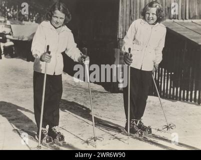 Portrait de Beatrix, reine des pays-Bas, et Irène, princesse des pays-Bas, Portrait de Beatrix et Irène en vacances à Sankt Anton., anonyme, imprimeur : 't Sticht, éditeur : 't Sticht, pays-Bas, imprimeur : Utrecht, éditeur : Utrecht, éditeur : Utrecht, 12 février 1949, support photographique, hauteur 89 mm × largeur 138 mm, photographie Banque D'Images