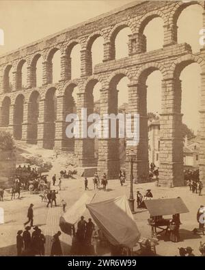 Vue sur la Plaza del Azoguejo et l'aqueduc romain à Ségovie, Ségovie. - Place Azoquejo et l'aqueduc romain. (Titre sur l'objet), anonyme, Ségovie, c. 1875 - c. 1900, carton, impression albumine, hauteur 284 mm × largeur 229 mm, photographie Banque D'Images