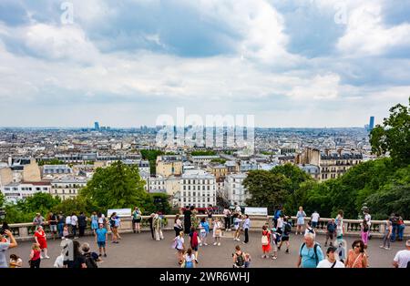 Paris, France - 23 juillet 2022 : vue sur Paris depuis la colline de Montmarte. Banque D'Images