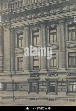 Partie du côté est du Palais de Justice à Bruxelles, Belgique, vue de Wolstraat, façade latérale Rue aux laines (fragment) (titre sur objet), cette estampe fait partie d'une couverture avec 30 estampes sur 28 pages et une page de titre., anonyme, Edgard Lyon-Claesen, éditeur : Edgard Lyon-Claesen, Bruxelles, c. 1889 - en ou avant c. 1894, papier, collotype, hauteur 327 mm × largeur 240 mm, impression photomécanique Banque D'Images