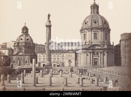 Vue du Forum de Troie, Basilique Ulpia et Obélisque de Trajan à Rome, Italie, Foro Trajano (titre sur objet), Roma (titre de la série sur objet), Altobelli e ci, après sculpture par : anonyme, Rome, 1865 - 1878, carton, impression à l'albumen, hauteur 276 mm × largeur 376 mm, hauteur 418 mm × largeur 503 mm, photographie Banque D'Images