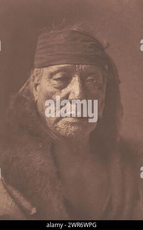 Portrait des dents d'ours, l'Indien d'Amérique du Nord, pl. 154 (titre de la série), Portrait of Bear's Teeth, an Arikara Man from North Dakota., Edward Sheriff Curtis, imprimeur : John Andrew & son, 1908, papier, hauteur 404 mm × largeur 266 mm, hauteur 559 mm, photographie Banque D'Images