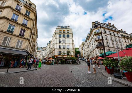 Paris, France - 23 juillet 2022 : une petite intersection pittoresque à Paris, France Banque D'Images