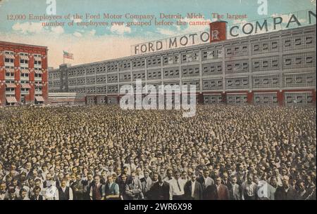 Tous les employés de la Ford Motor Company debout devant l'usine, anonymes, éditeur : United News Company, États-Unis d'Amérique, en 1915 ou avant, papier, hauteur c. 100 mm × largeur c. 150 mm Banque D'Images