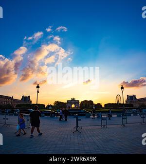 Paris, France - 23 juillet 2022 : vue sur le coucher du soleil à Paris devant le musée du Louvre Banque D'Images