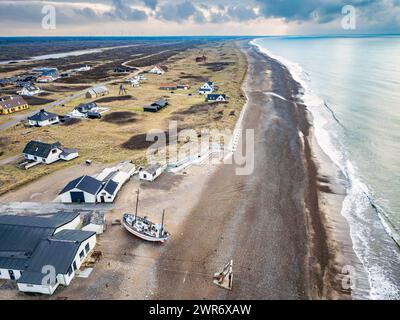 Plage de Lild Strand vue d'en haut avec bateau de pêche, Danemark Banque D'Images