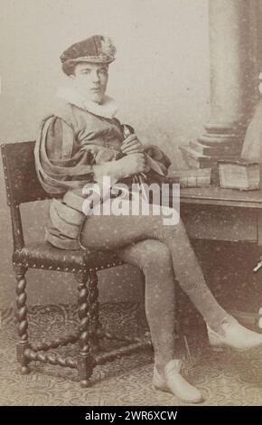 Portrait d'un homme en costume assis à une table avec des livres, appelé J. Wiarda, cette photo fait partie d'un album., Jan Goedeljee, Leiden, 1860 - 1905, carton, tirage à l'albumen, hauteur 83 mm × largeur 52 mm, photographie Banque D'Images