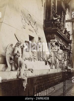 Monument à Canova dans la Basilica di Santa Maria Gloriosa dei Frari in Venice, Venezia - Monumento Canova ai frari (titre sur objet), Tombeau du sculpteur Canova (titre sur objet), partie de l'album topographique de Venise 1881., Carlo Ponti, Venise, 1860 - 1881, support photographique, tirage à l'albumen, hauteur 259 mm × largeur 199 mm, photographie Banque D'Images