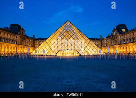 Paris, France - 23 juillet 2022 : la cour du musée du Louvre la nuit Banque D'Images