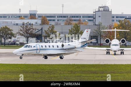 Eine Cessna 560XL citation XLS+ von Aerowest startet von der Nordbahn des Flughafen München. Enregistrement d-CAWO. (München, Allemagne, 09.10.2022) Banque D'Images